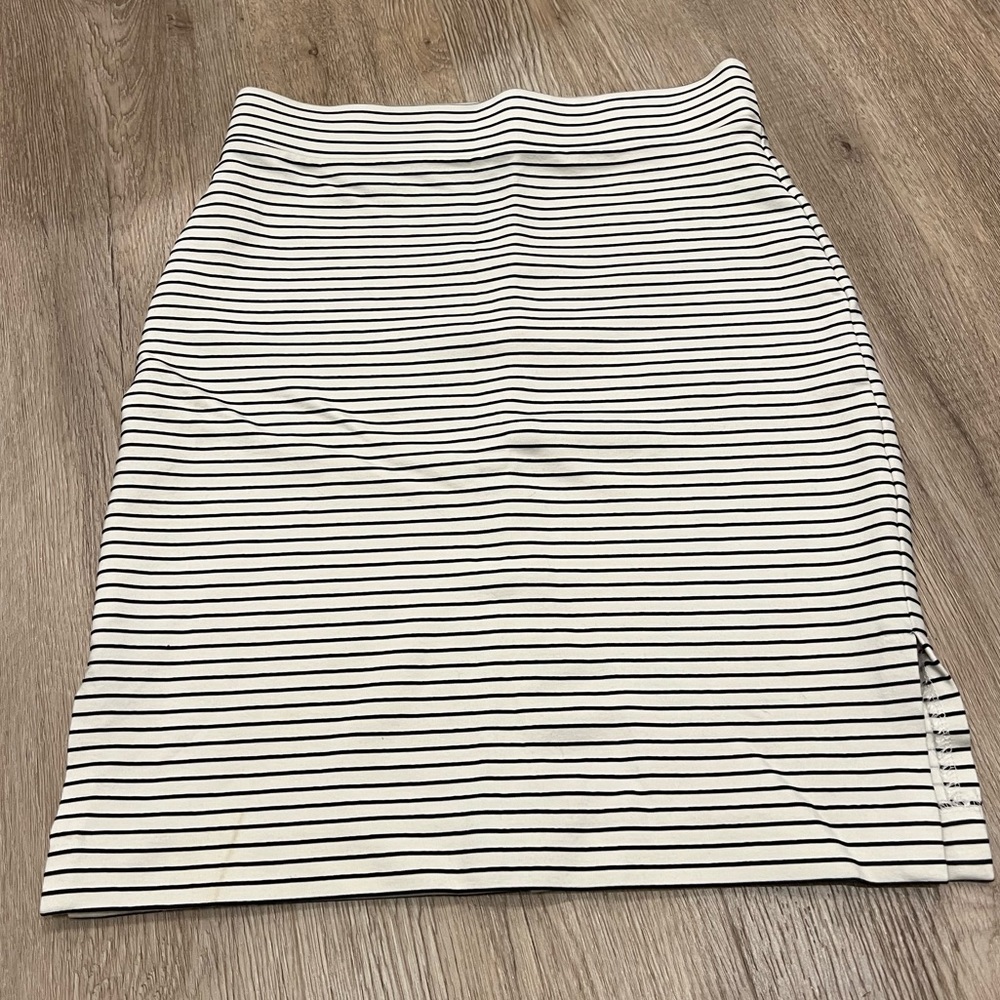 Ann Taylor Black & White striped Knee Length Skirt, Size 2P